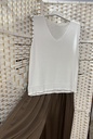 Camiseta blanca de tachuelas